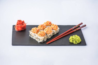 Japon suşi roll kayrak beyaz arka plan üzerinde yılları arasında görev yapmıştır