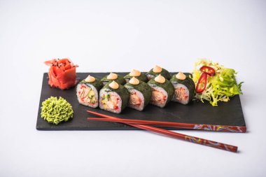 Japon suşi roll kayrak beyaz arka plan üzerinde yılları arasında görev yapmıştır