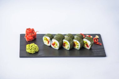 Japon suşi roll kayrak beyaz arka plan üzerinde yılları arasında görev yapmıştır