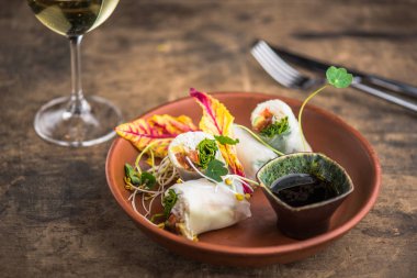 Plaka üzerinde soya sos ile lahanası ile süslenmiş böreği