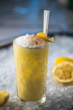 Ferahlatıcı limon kokteyl cam buz üstünde