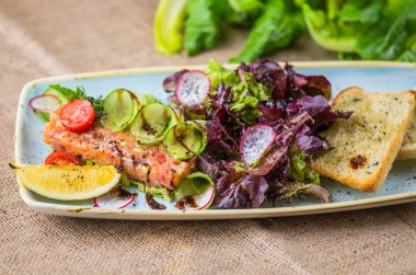 Sebze salatası, ızgara balık ve ekmek tabağı ile snack