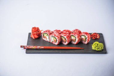 Japon suşi roll kayrak beyaz arka plan üzerinde yılları arasında görev yapmıştır