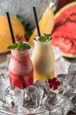 Buzda bardaklarda meyve serinletici içecek