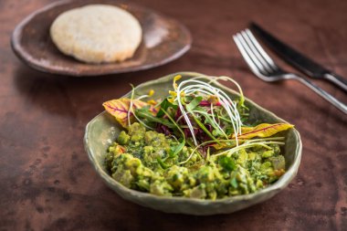 Taze otlar ile tabakta sebze yemek