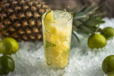 Tropikal egzotik kokteyl cam buz üstünde