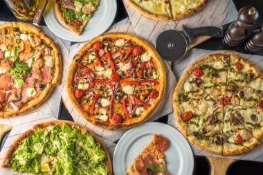 Masaya servis farklı İtalyan pizza