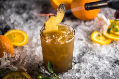 Zencefil dilim buz üzerinde üst turuncu kokteyl süslenmiş