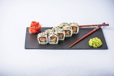 Japon california roll kayrak beyaz arka plan üzerinde yılları arasında görev yapmıştır