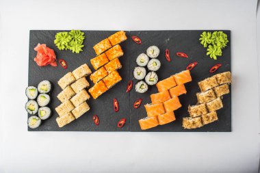 Kayrak beyaz zemin üzerine alınarak Japon sushi seti