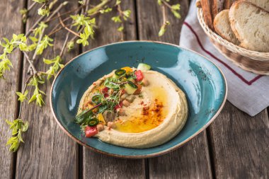 Geleneksel humus kase sebze ile devam eder. 