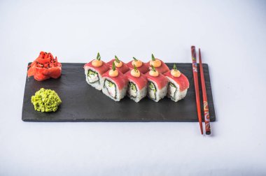 Japon suşi rulo ile kayrak beyaz zemin üzerine alınarak ton balıklı