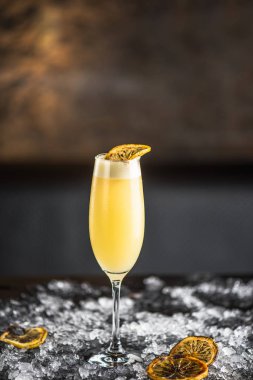Ekşi kokteyl cam buz ile koyu arka plan üzerinde ızgara portakal dilimleri ile