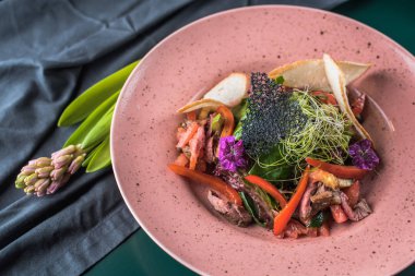 Çiçekli pembe plaka üzerinde meze et ve sebze ile servis