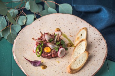 Ahşap masa ekmek ile tepside servis et tartar