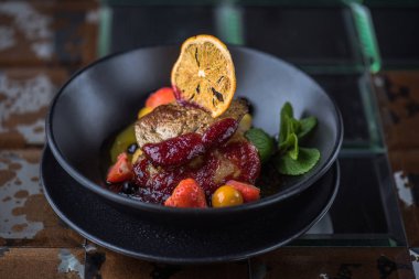 Taze çilek ile yağda kavrulmuş Dana eti