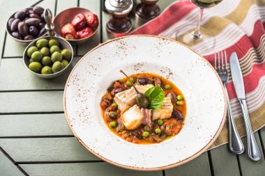 Aperatifler ile masada tabakta servis haşlanmış sebze balık