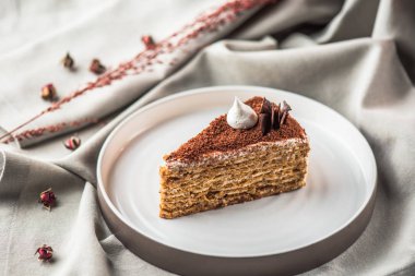 Kremalı kek parçası masa örtüsü tabakta servis