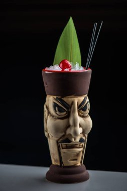 Lezzetli alkol kokteyl buz nane ile seramik kupa, koyu arka plan üzerinde greyfurt