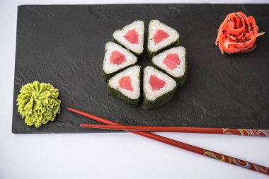 Suşi rulo ile kayrak beyaz zemin üzerine alınarak ton balığı