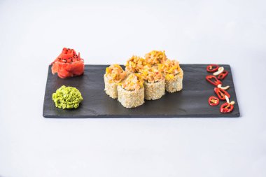 Japon suşi roll kayrak beyaz arka plan üzerinde yılları arasında görev yapmıştır