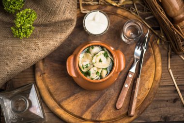 Ahşap tahta üzerinde tencerede servis haşlanmış et köfte