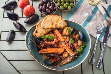 Ekmek ve meze ahşap masa üzerinde ızgara deniz ürünleri yemeği