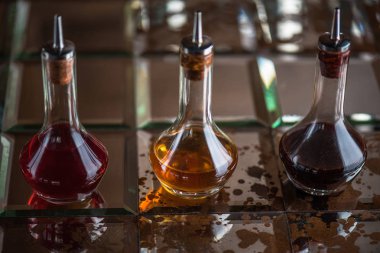 Bar masasında şuruplar ve kokteyl aksesuarları