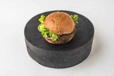 Burger. Beyaz arka plan üzerinde hamburger yakın çekim 