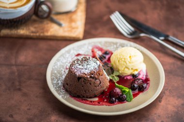 Tatlı dondurma ile. Çikolatalı kek