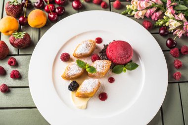 Beyaz tabakta pasta tatlı dondurma topu ve taze çilek ile