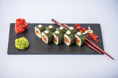 Japon suşi roll kayrak beyaz arka plan üzerinde yılları arasında görev yapmıştır