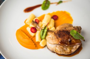 Beyaz tabakta ördek bacak garnitür ile