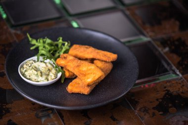 Siyah plaka üzerinde daldırma ile Fried tavuk Nuggets