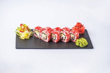 Japon suşi roll kayrak beyaz arka plan üzerinde yılları arasında görev yapmıştır