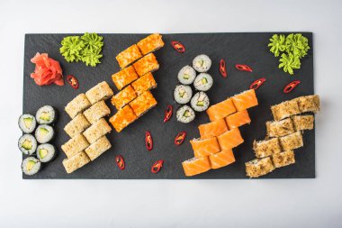 Kayrak beyaz zemin üzerine alınarak Japon sushi seti