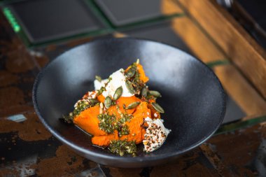 Kabak tohumu ve siyah kase krem peynir ile