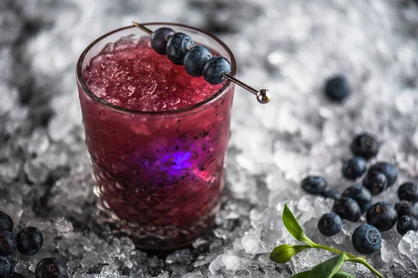 Cocktail Frais Verre Décoré Myrtilles Sur Bâton Sur Fond Sombre — Photo