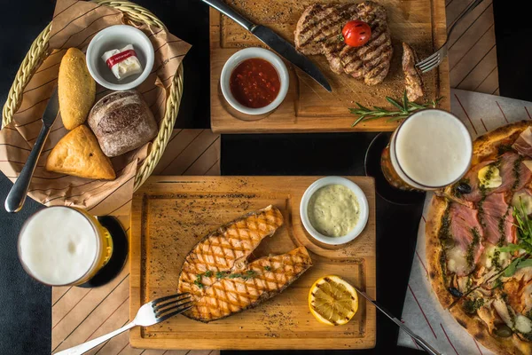 Holzbretter Mit Gegrilltem Steak Und Fisch Auf Dem Tisch Restaurant — Stockfoto