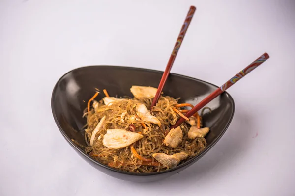 ボウルのアジアン ヌードルの炒め野菜と白い背景の上の鶏 — ストック写真