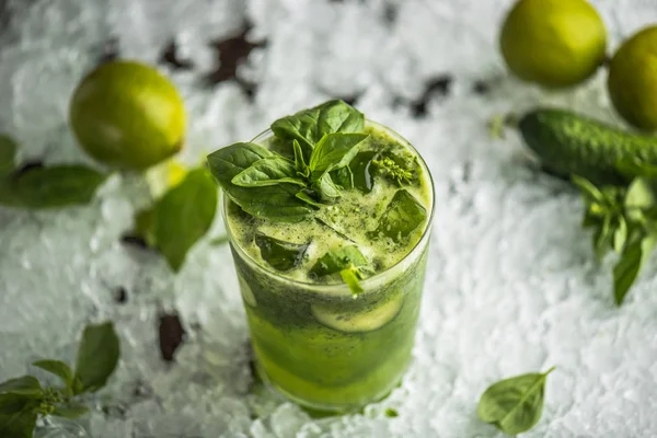 Cocktail Verre Avec Basilic Citron Vert Concombre Sur Glace — Photo