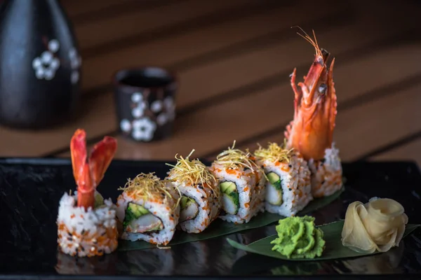 Rollo Sushi Japonés Servido Pizarra Con Wasabi Jengibre — Foto de Stock