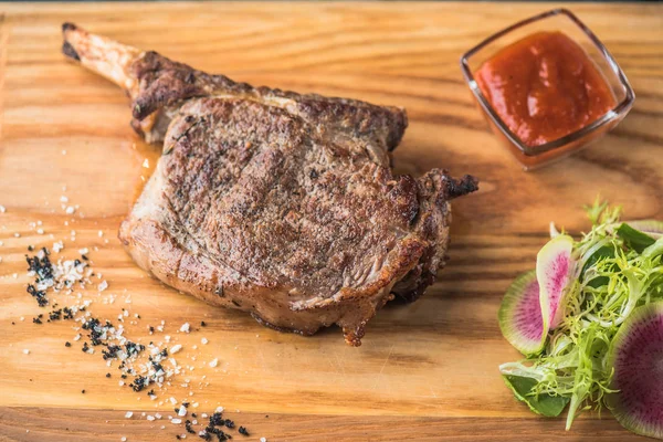 Gegrilde Bone Steak Met Tomatensaus Frisse Salade Houten Bord — Stockfoto