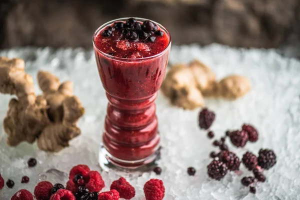 Cóctel Con Frambuesas Frescas Moras Arándanos Vaso Sobre Hielo — Foto de Stock