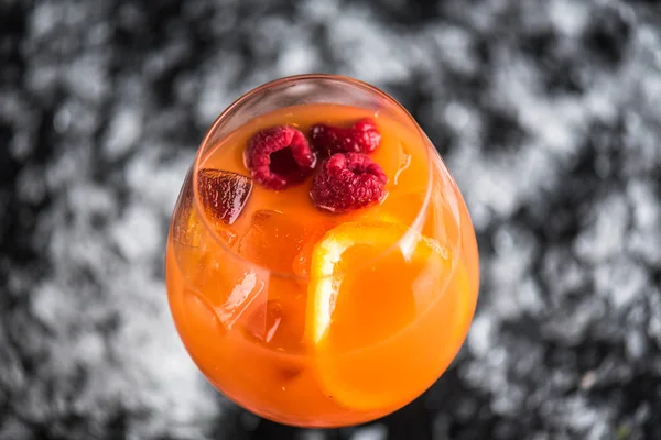 异国情调的热带鸡尾酒在玻璃在黑暗的背景与冰 — 图库照片