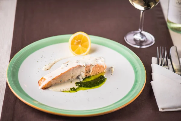 Gedämpftes Stück Lachs Mit Sauce Auf Teller Mit Glas Weißwein — Stockfoto