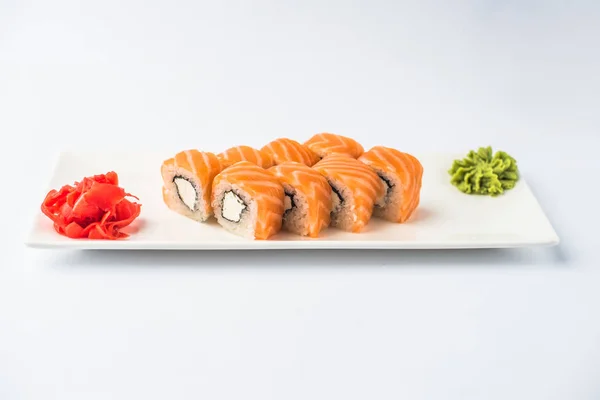 Japanische Philadelphia Sushi Rolle Auf Schiefer Auf Weißem Hintergrund — Stockfoto