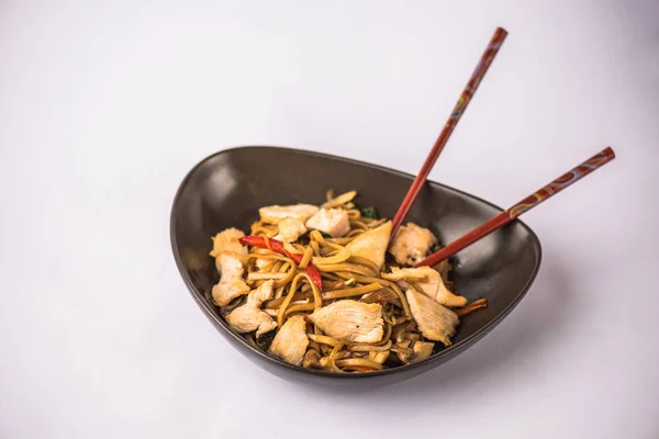 ボウルのアジアン ヌードルの炒め野菜と白い背景の上の鶏 — ストック写真