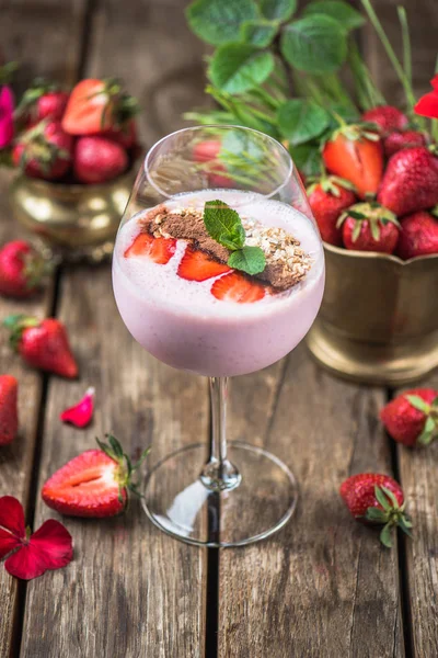 Yogur Fresa Copa Vino Sobre Mesa Madera Con Ingrediente — Foto de Stock