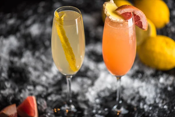 Cocktail Bicchieri Decorati Con Fette Frutta Sfondo Scuro Con Ghiaccio — Foto Stock